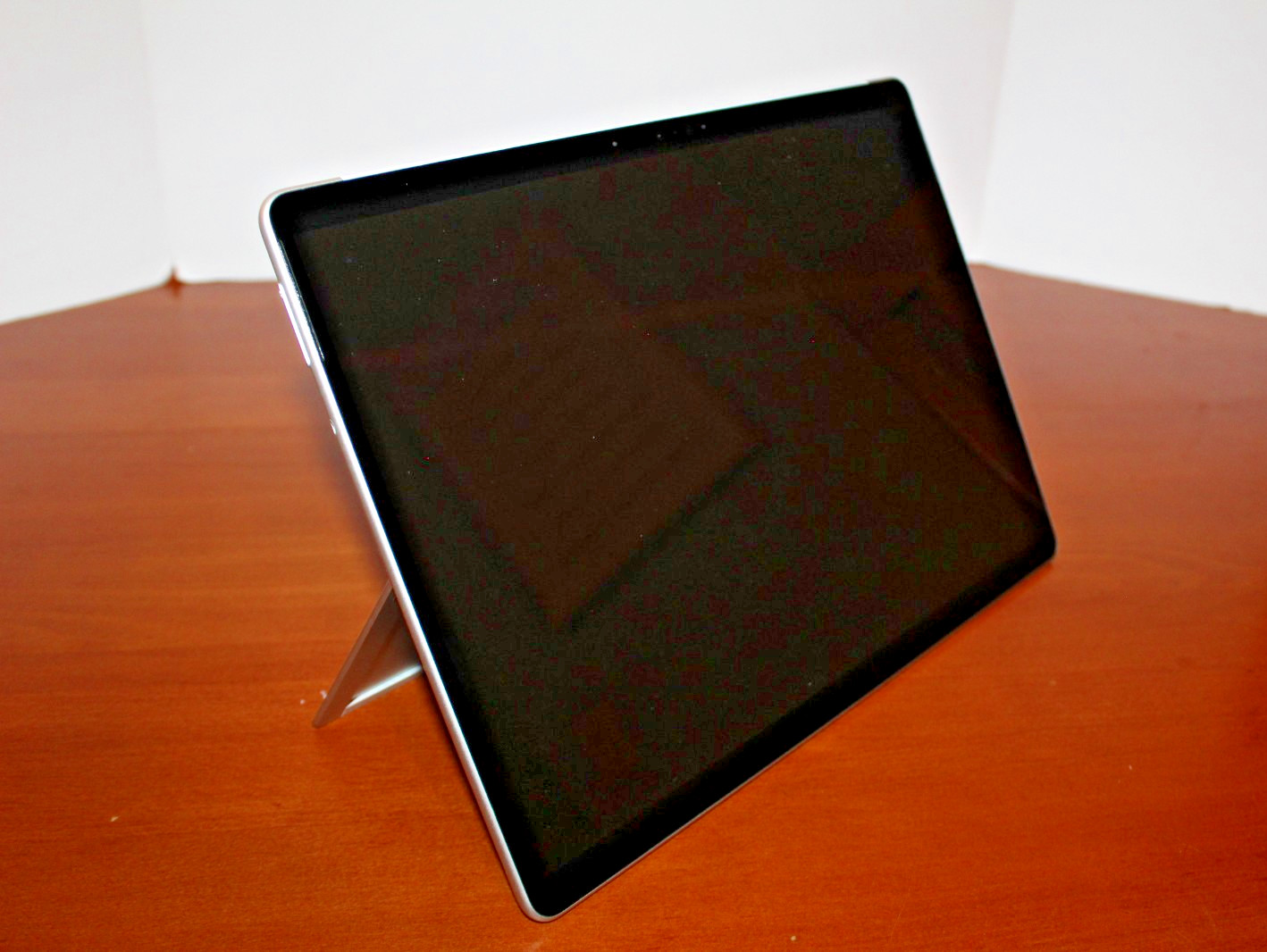Microsoft Surface Pro 8 (1983) 13″ 128GB, Intel i5 11th, 8GB w/ Keyboard & Mouse