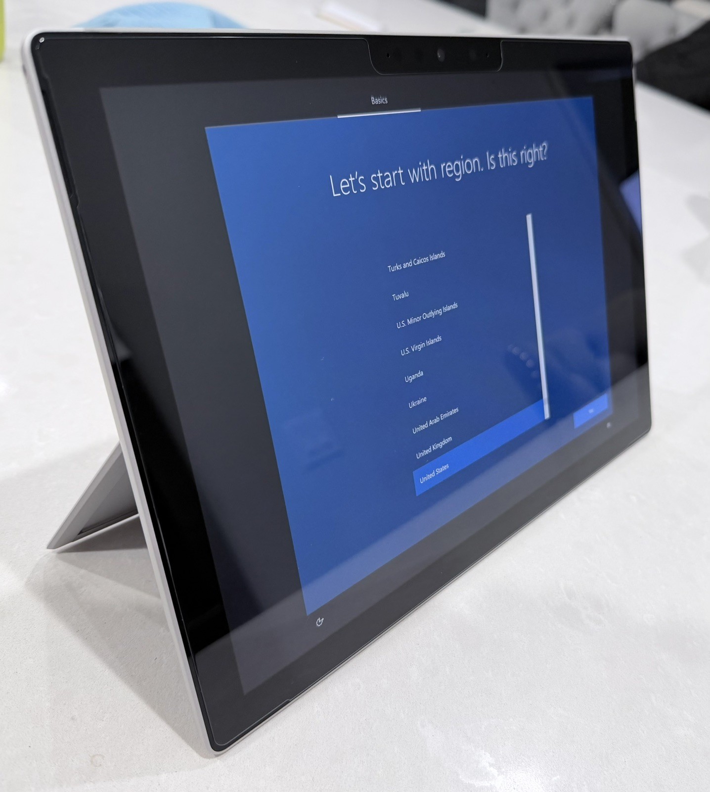 Microsoft Surface Pro 7 16GB 256GB i5-1035G7 Wi-Fi + Cover Keyboard + UAG Case