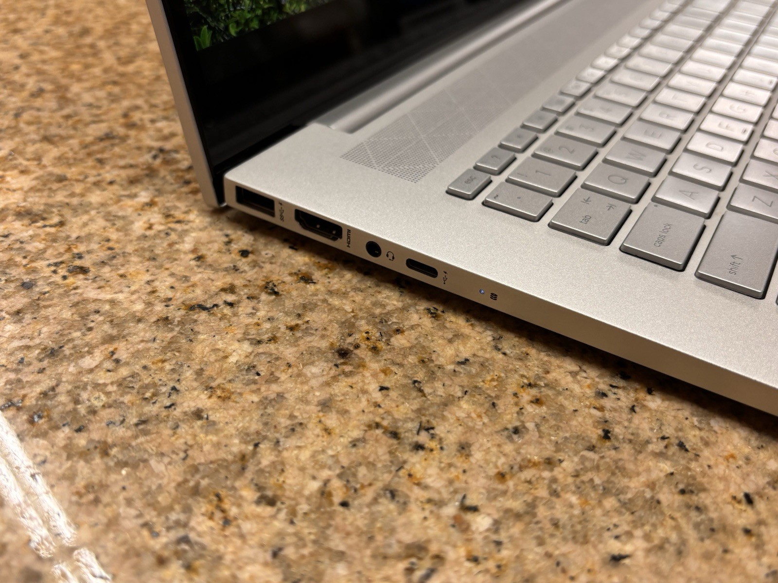 HP ENVY 17-CG1010NR @2.80GHz I7-1165G7 1TB 12GB RAM w/ CHARGER