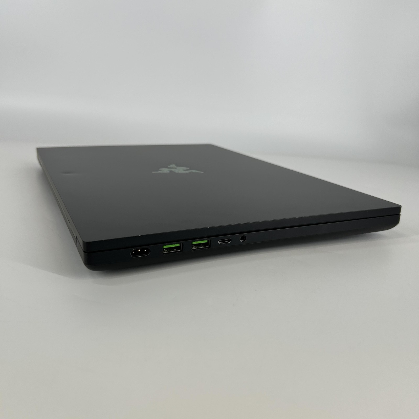 Razer Blade 16 240Hz QHD+ 2024 2.2 GHz i9-14900HX 32GB 2TB SSD RTX 4090 Good