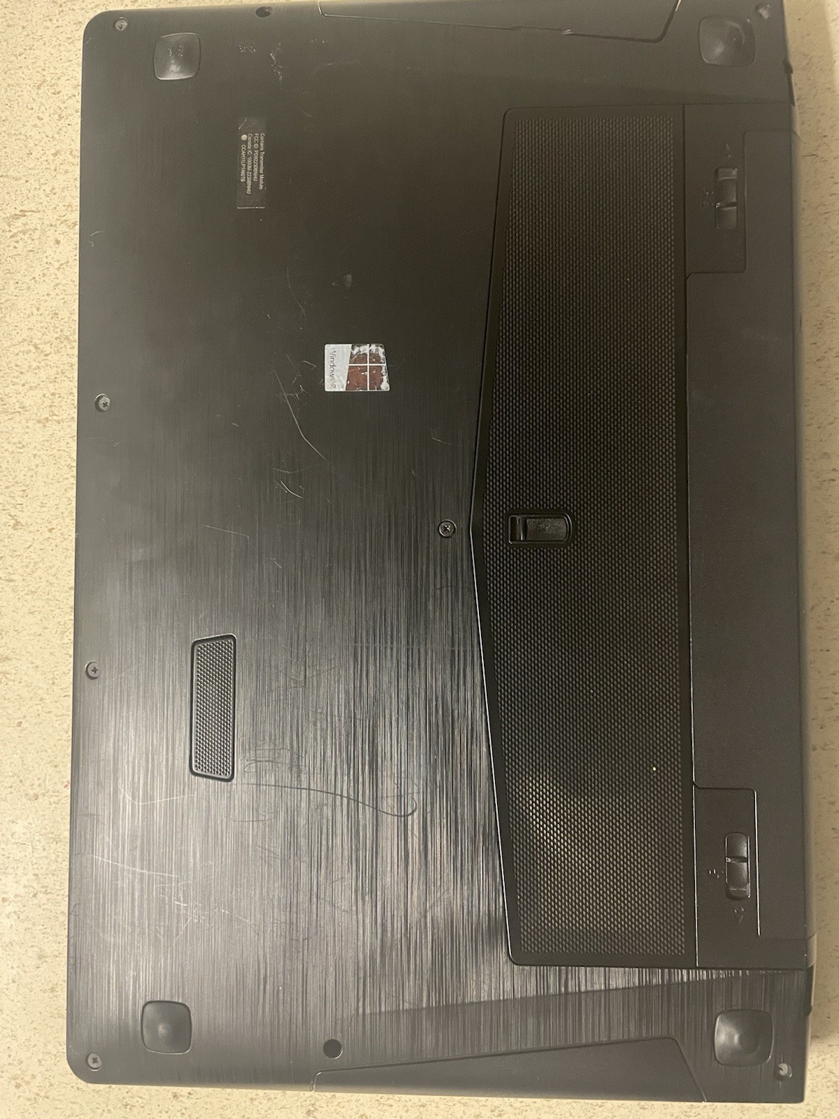 Lenovo Ideapad Y500 Gaming Laptop. 8GB Ram 1TB HDD/ Win 10/ Nvidia GeForce 750M