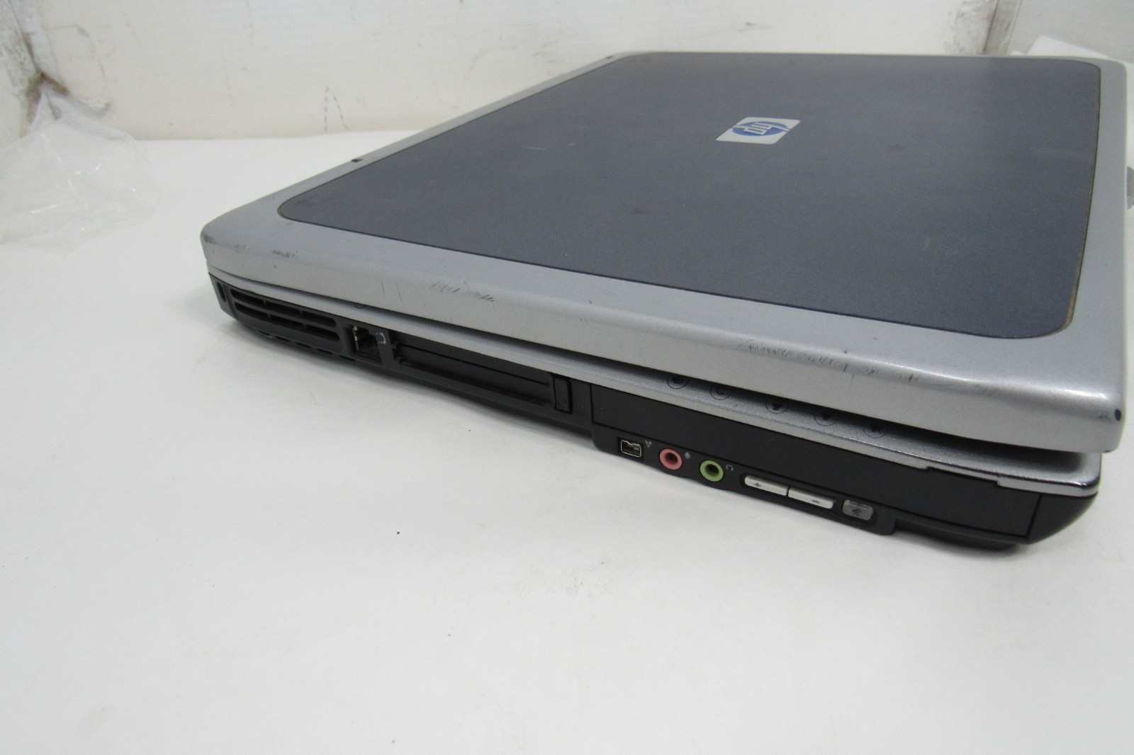 HP Laptop Pavillion ZE4400 Powers On WIndows XP Includes Power Cable