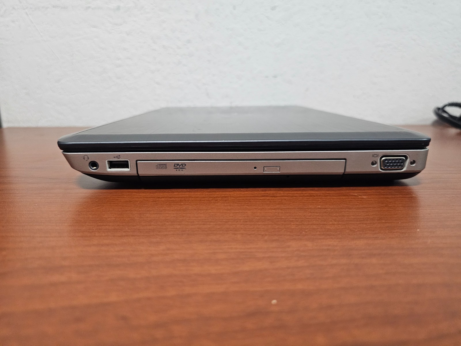 DELL Latitude E5520 Laptop (15.6″, i3-2350M, 2 GB/No SSD, No OS) – READ!