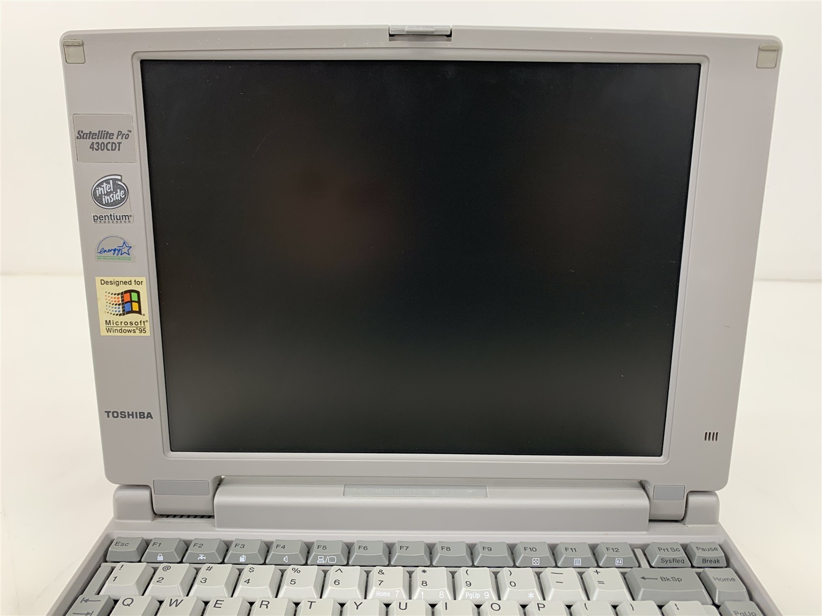 Vintage Toshiba Satellite Pro 430CDT Intel Pentium 120MHz 50MB RAM For Parts
