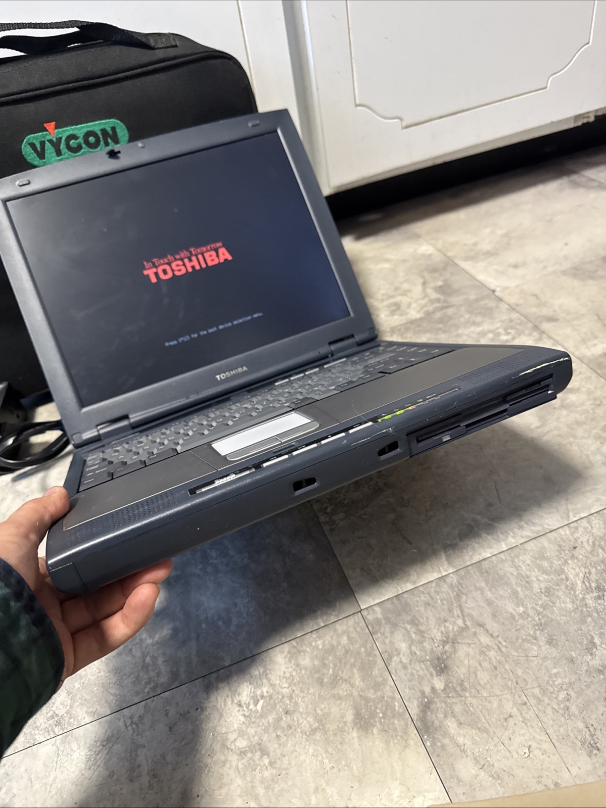 Toshiba Satellite 1805-S204 13.3in. (no HD, 1GHz, 256MB) Notebook/Laptop – Black