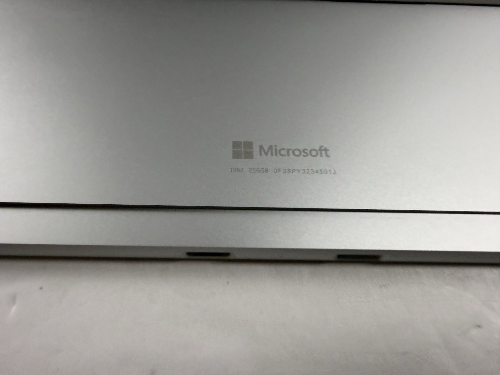 Microsoft Surface Pro 8 (1982) i5-1145G7 – 16GB RAM – 256GB 120Hz – Win 11 Pro