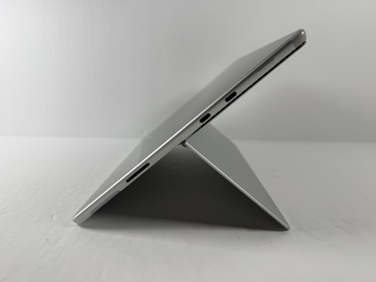 Microsoft Surface Pro 8 (1982) i5-1145G7 – 16GB RAM – 256GB 120Hz – Win 11 Pro