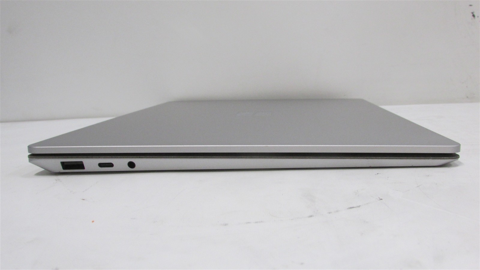 Microsoft Surface Laptop 4 1958 Ryzen 5 2.2GHz 8GB RAM 256GB 13.5″ Win 11 Home