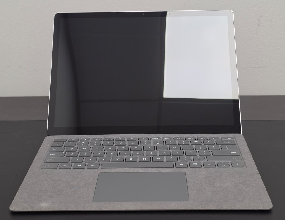 Microsoft Surface Laptop 4 13.5″ Ryzen 5-4680U 16GB Ram 256GB SSD Win 11 Pro
