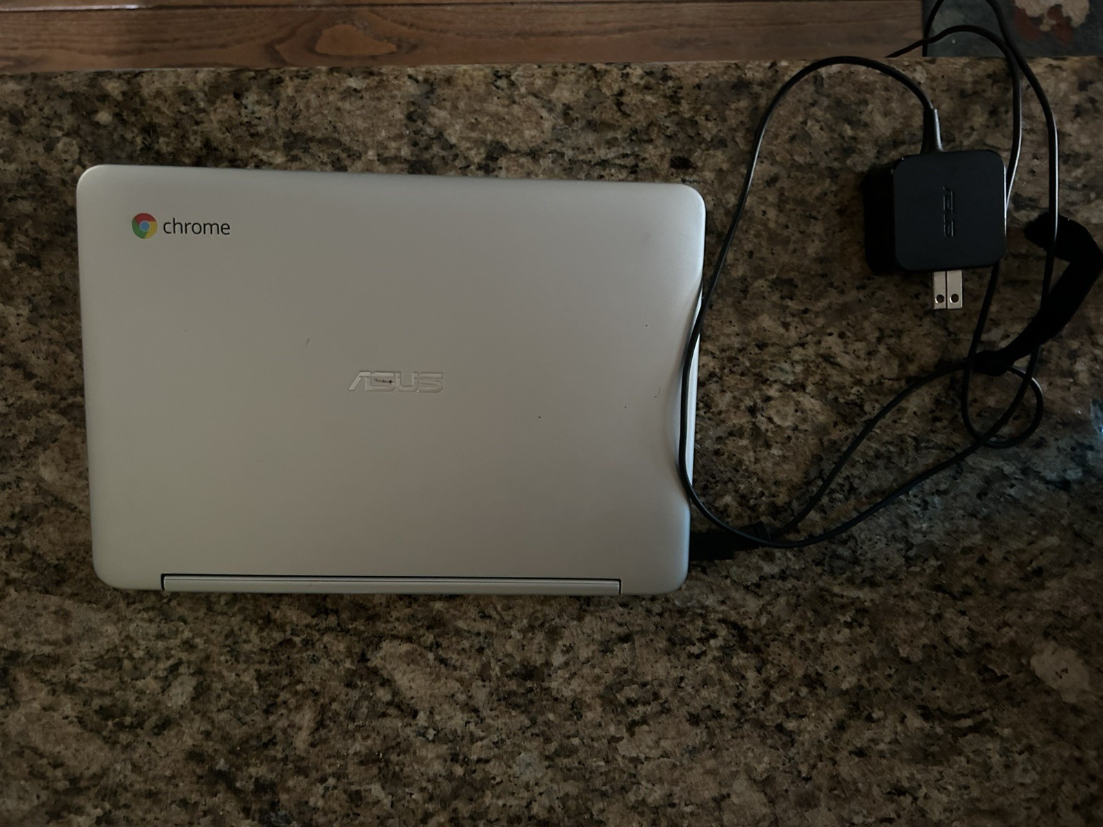 Asus C100P Flip 2-in-1 Touchscreen 10″ Chromebook Notebook with charger