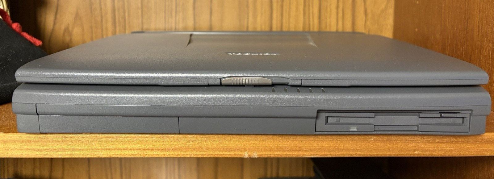 Vintage Toshiba Laptop Pentium III 600 128MB Multi-boots Win 2000 NT 4.0 AND 98