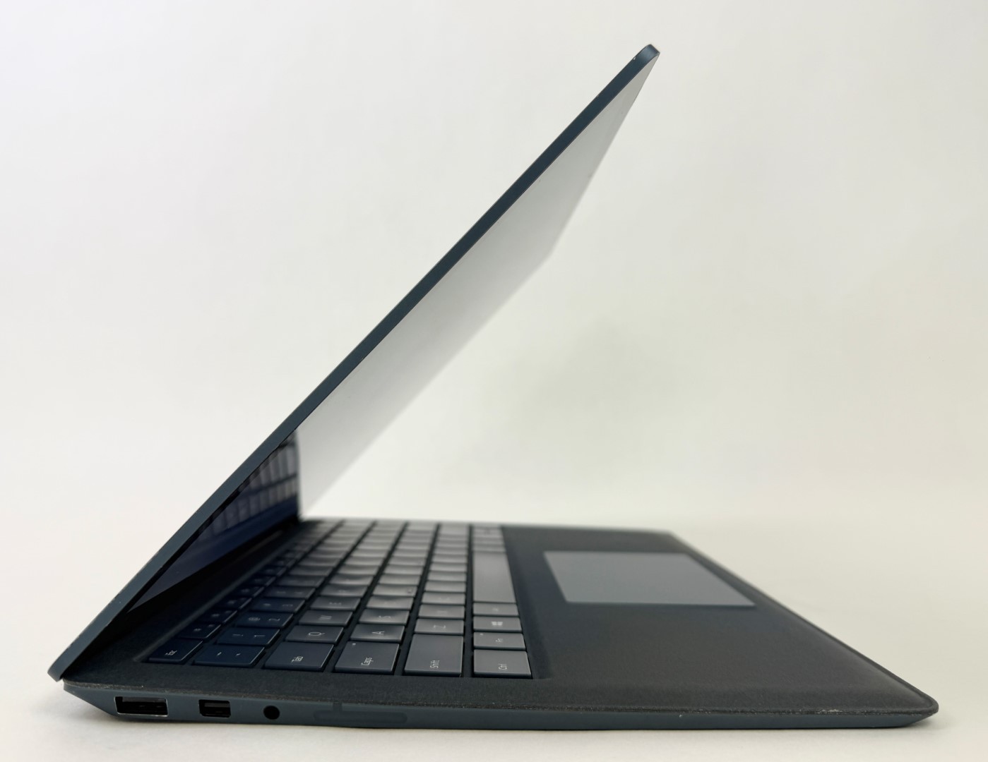 Microsoft Surface Laptop 2 1769 13.5″ NON-Touch i5-8250U 8GB 256GB W11H – Issues