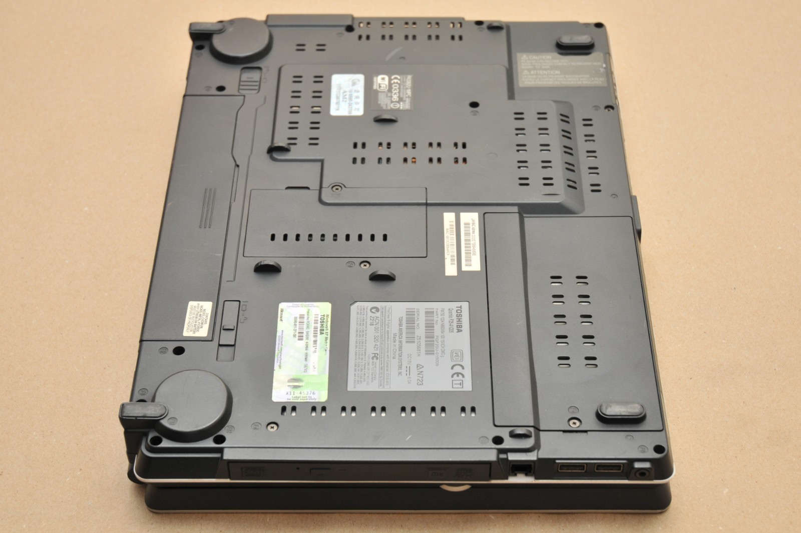 Toshiba Qosmio F25-AV205 Pentium M GeForce 6600 Go 64GB SSD 1GB RAM NO OS