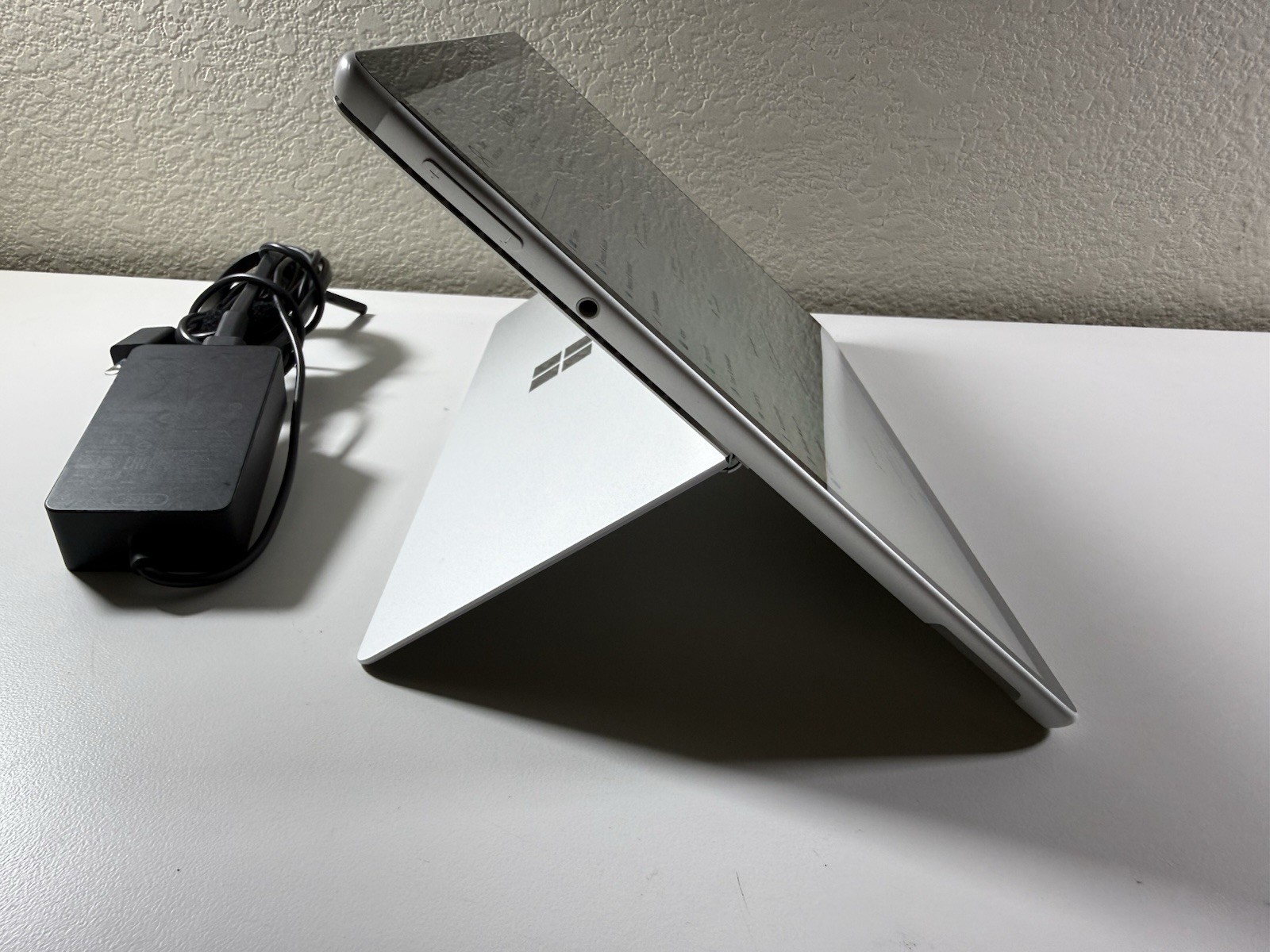 Microsoft Surface Pro 8 (1982) i5-1145G7 – 16GB RAM – 256GB 120Hz – Win 11 Pro