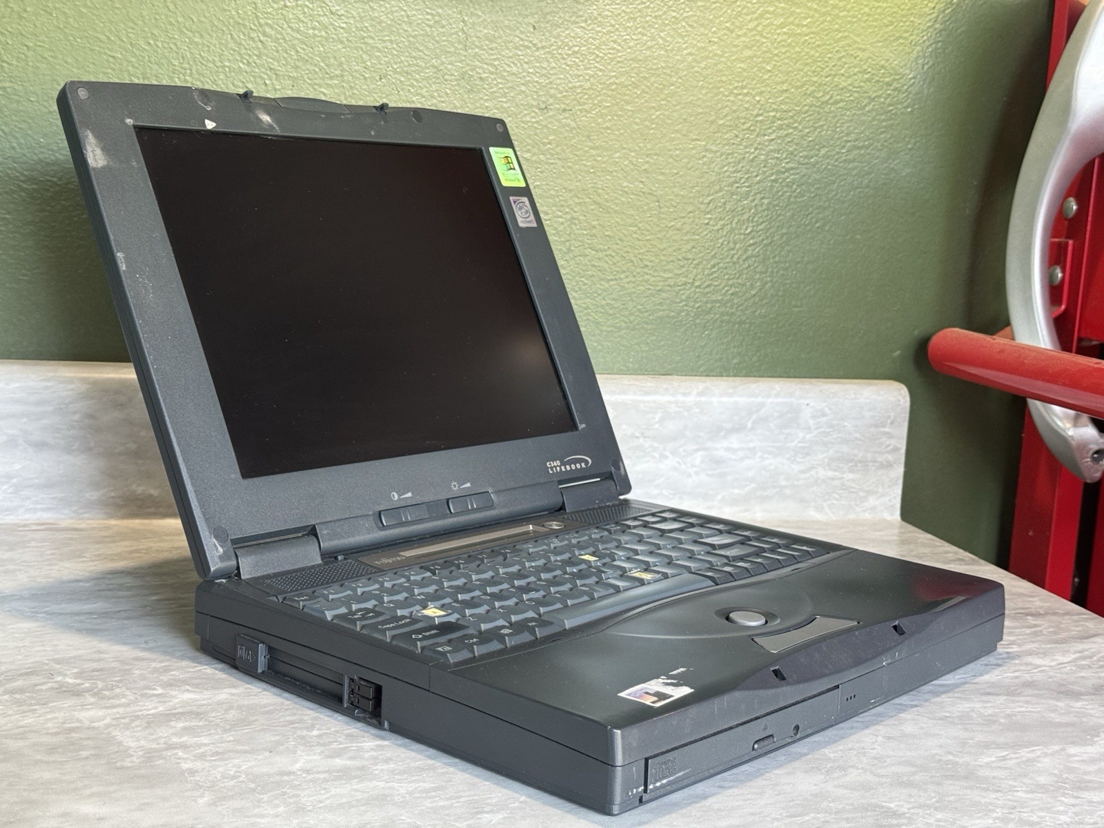 Fujitsu LifeBook C340 Laptop Intel Pentium II 32mb RAM 3gb HDD Windows 98