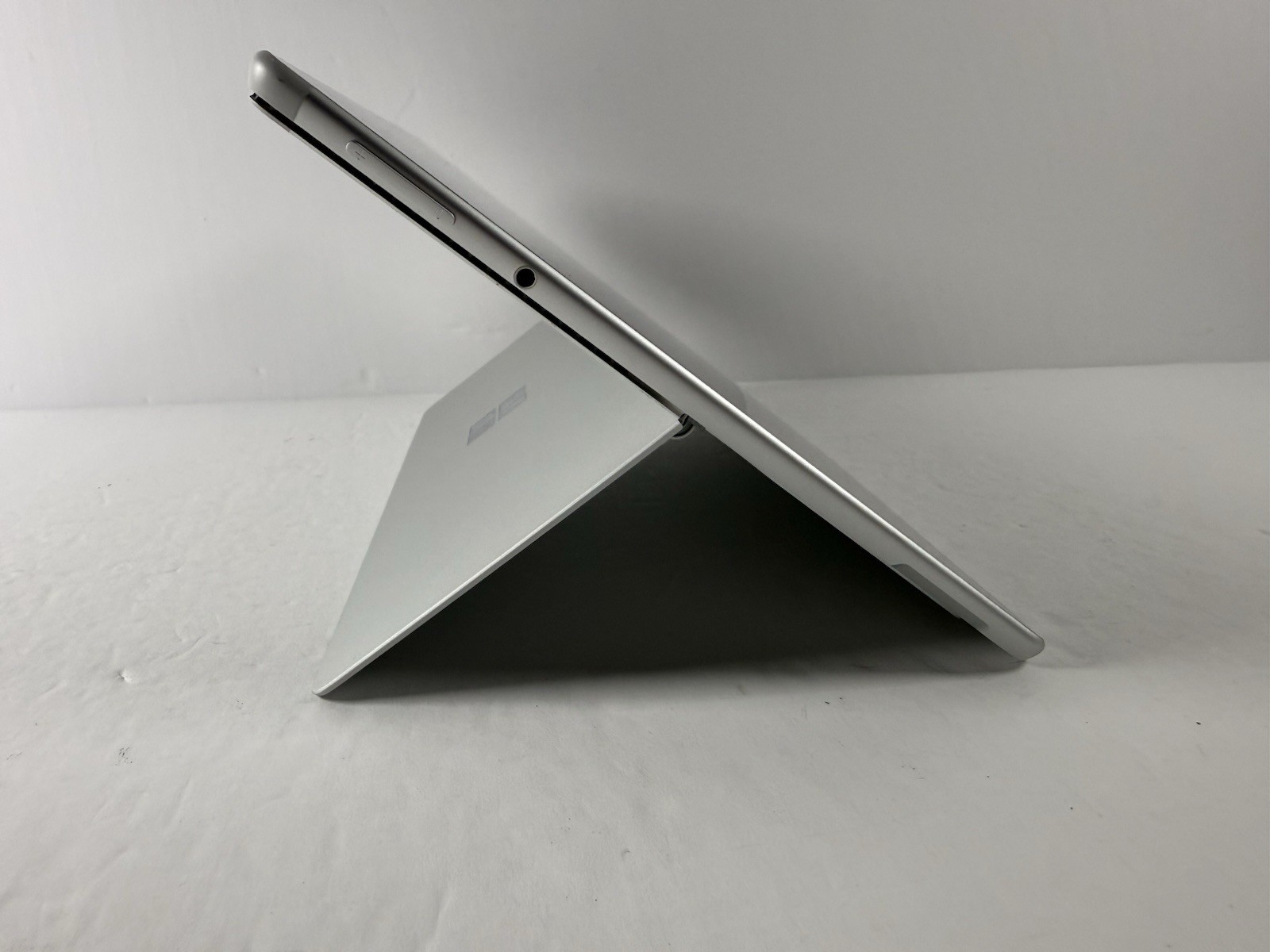 Microsoft Surface Pro 8 (1982) i5-1145G7 – 16GB RAM – 256GB 120Hz – Win 11 Pro