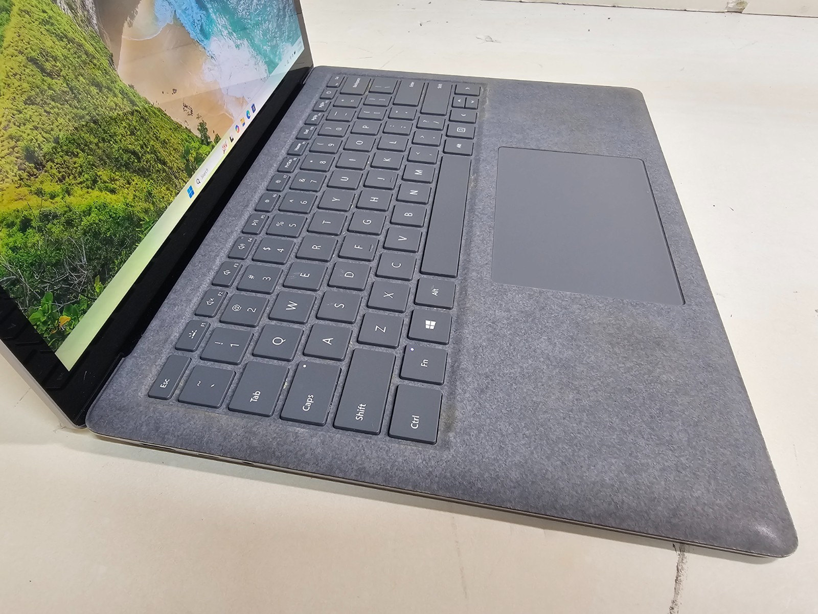 Microsoft Surface Laptop 4 1958 – 2.2 GHz Ryzen 5 8GB 256GB 13.5″ Touchscreen 1