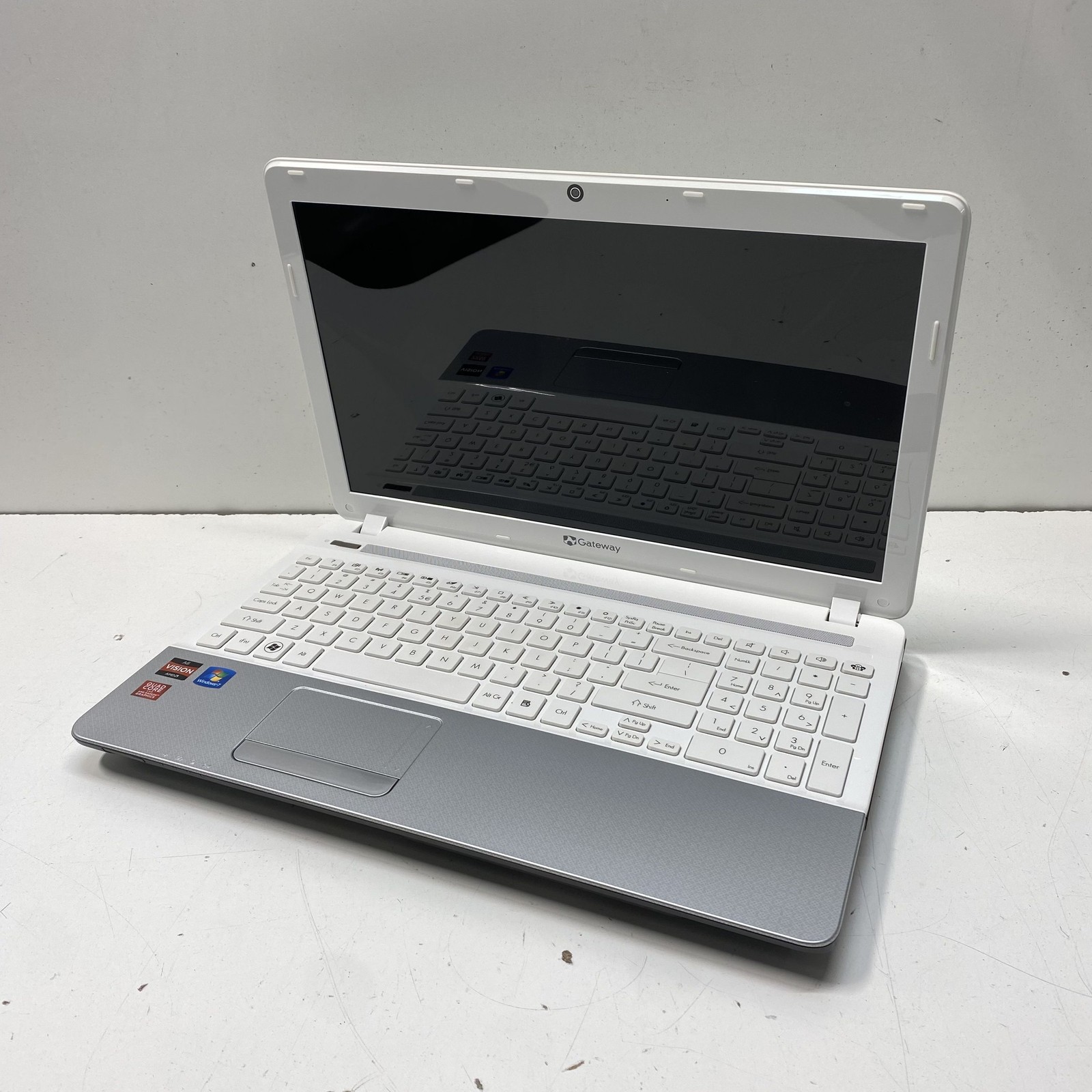 Gateway NV55S24u 15.6″ Laptop AMD Quad-Core No HDD Broken Screen For Parts