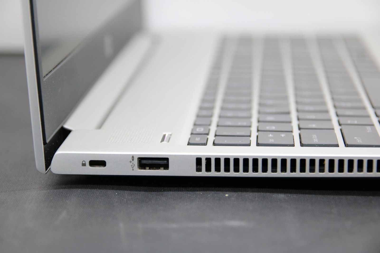 HP ProBook 450 G6 15.6″ – i5-8265U – 8GB, 256GB, Win 11 +USB-C Adapter *Bad Keys