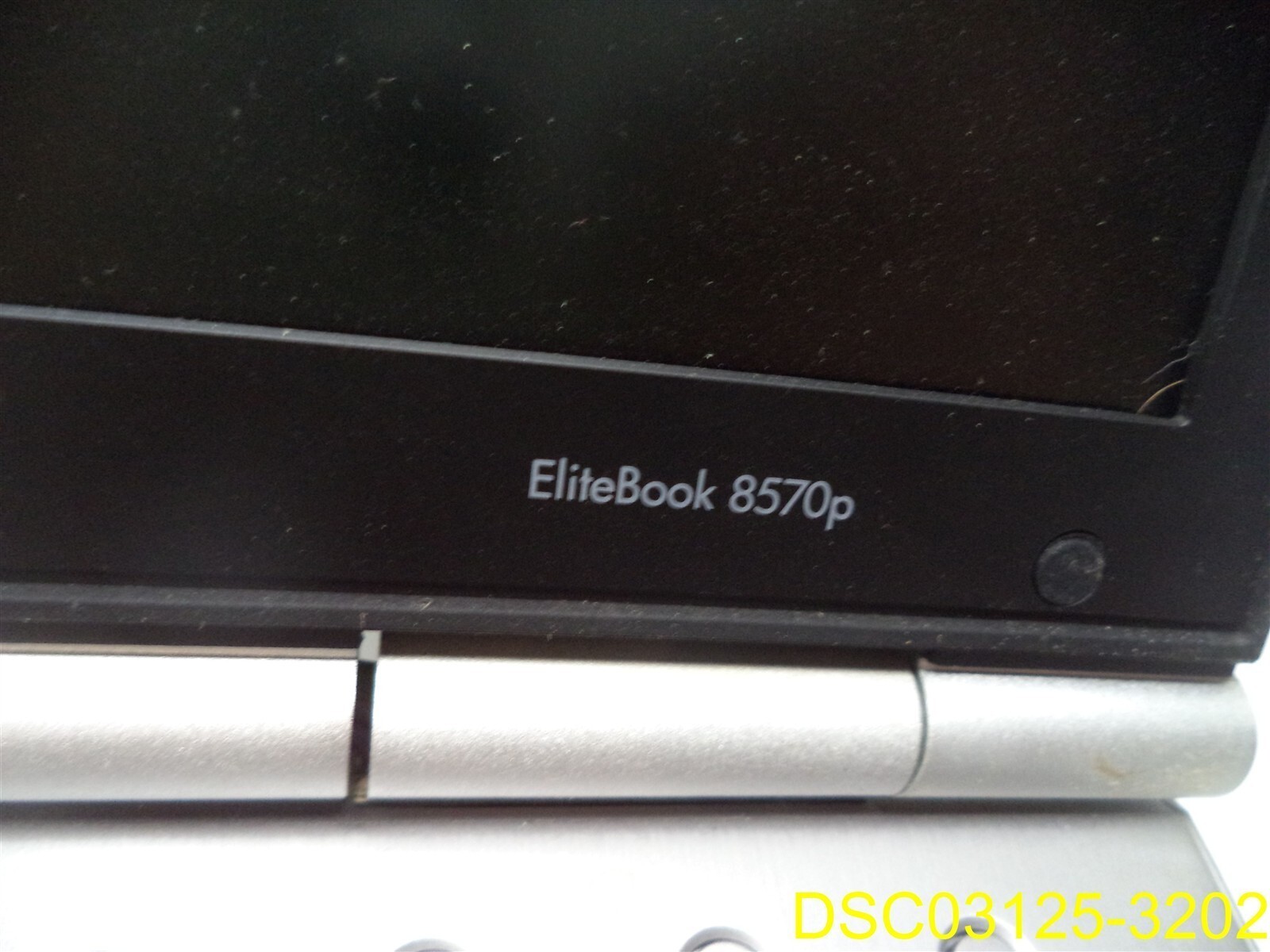 Has Dent on Cover: HP Elitebook 8570p Core i5 vPro RAM Windows 7 (NO CORDS)