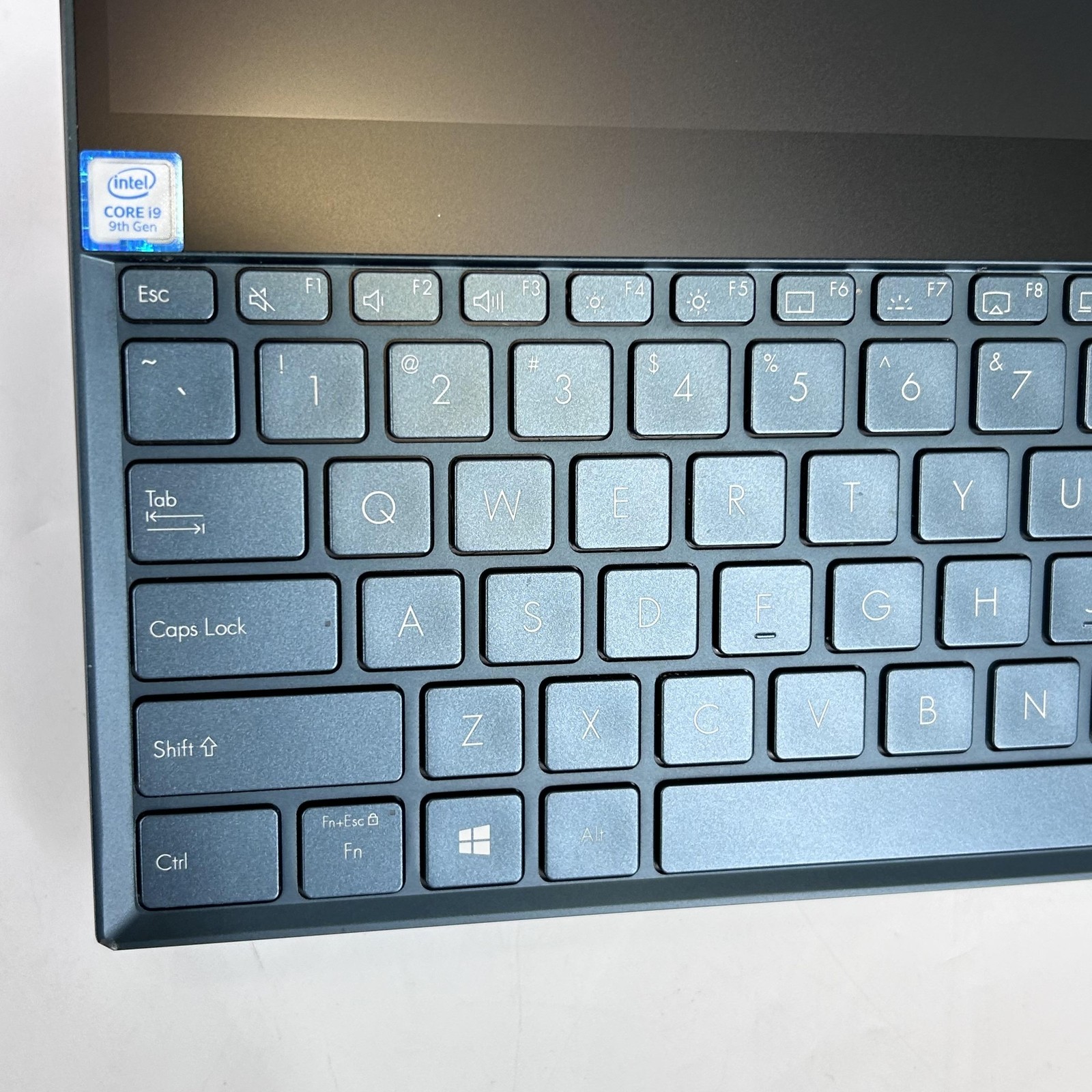 Asus Zenbook Pro Duo 15 4K TOUCH 2.4 GHz i9-9980HK 32GB 1TB SSD RTX 2060 Good