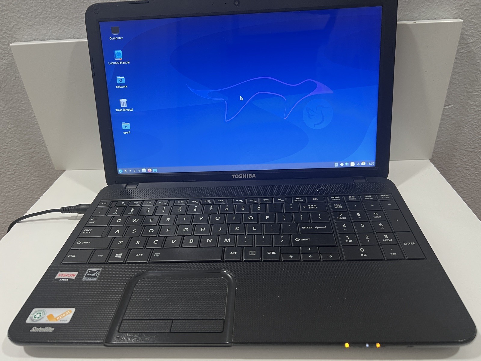 Toshiba Satellite C855D Laptop.8GB RAM 128GB SSD 1.3Ghz AMD E-300 Linux Lubuntu