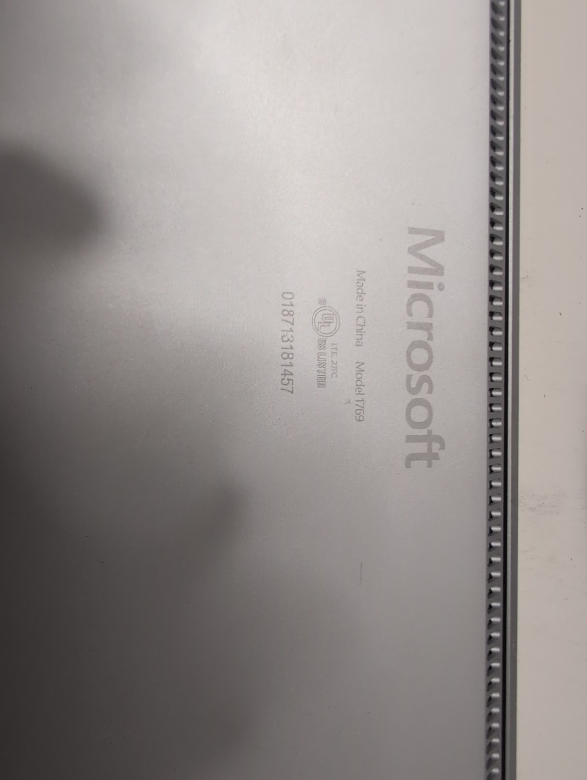 Microsoft Surface Laptop 13.5″ i7-7660U 8GB RAM 256GB SSD Touch Win10 Pro Read