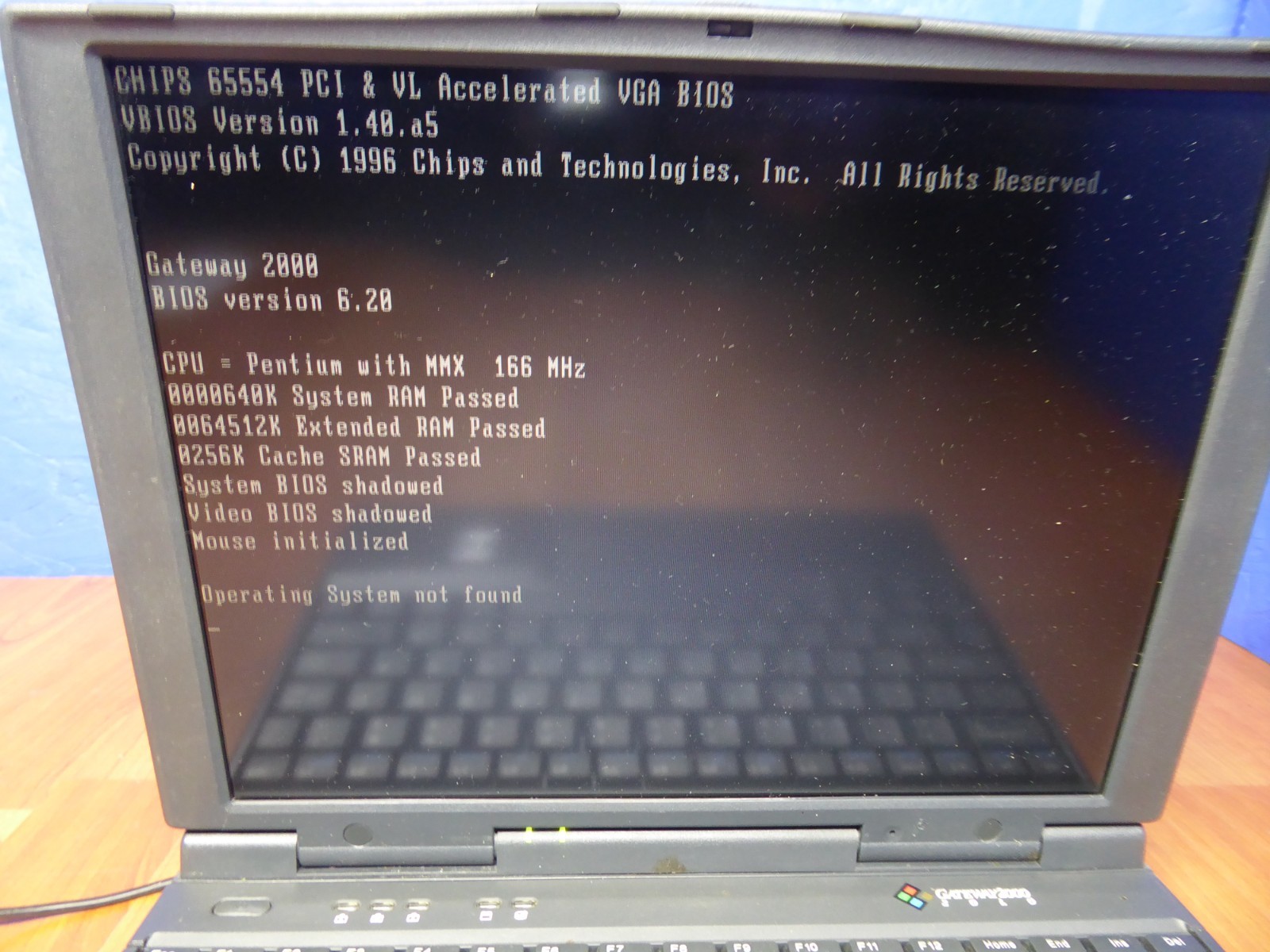 GATEWAY 2000 SOLO 2200 LAPTOP 12″ VINTAGE w/ P/A SOLD AS-IS TO POWER ON