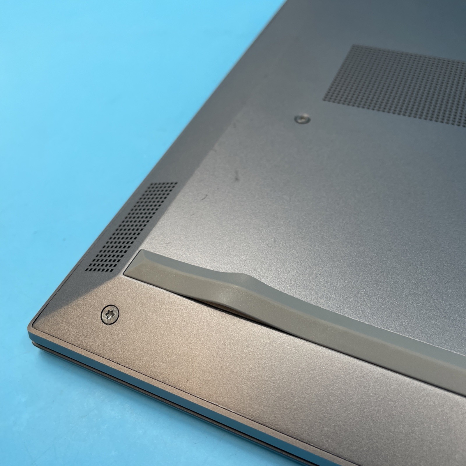 HP ZBook Studio G5 | i7-8850H | 8GB RAM | NO SSD | P1000 | NO OS | 61% BATT