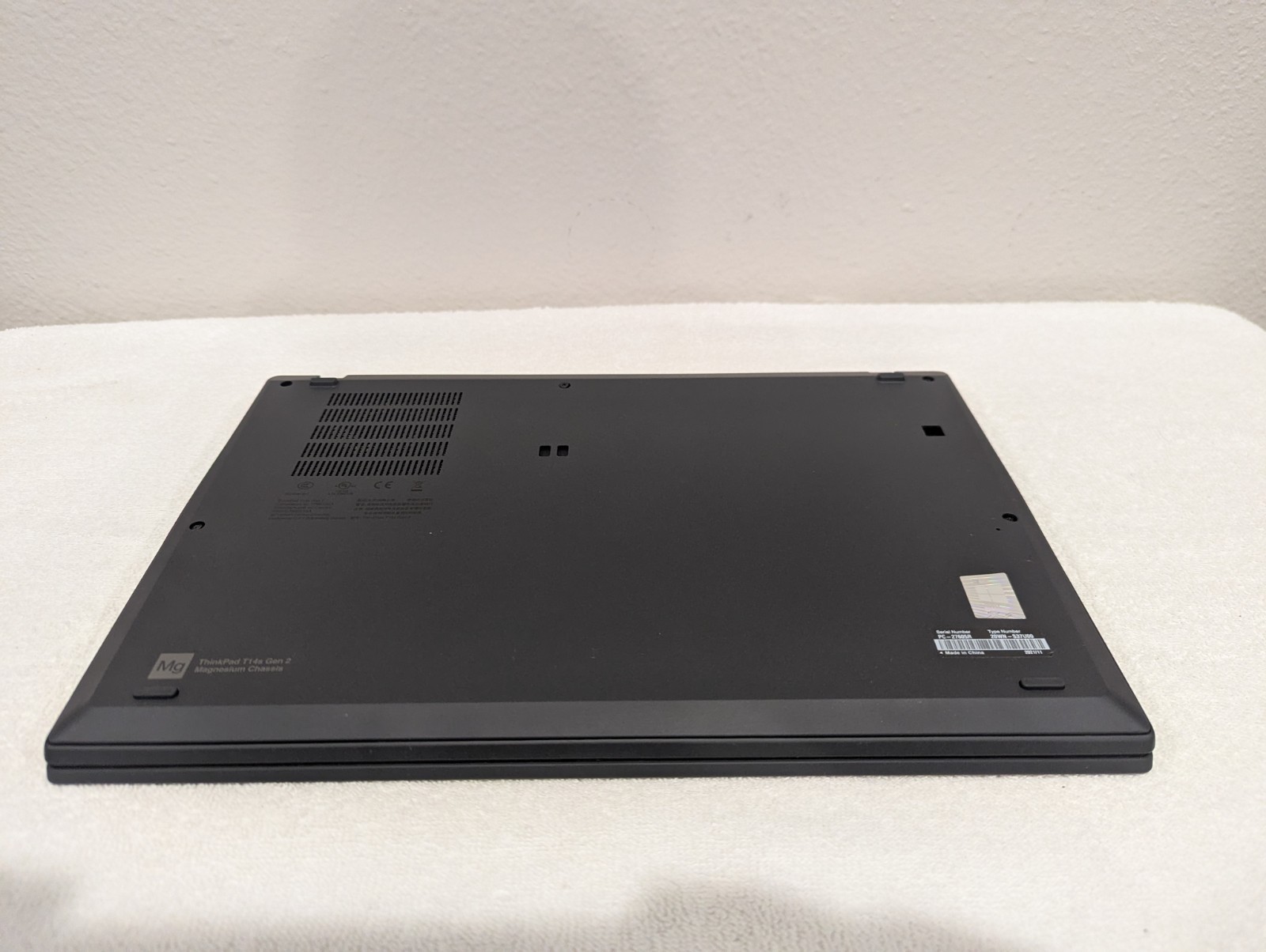 Two Thinkpad T14s gen 2 Chassis & Monitor