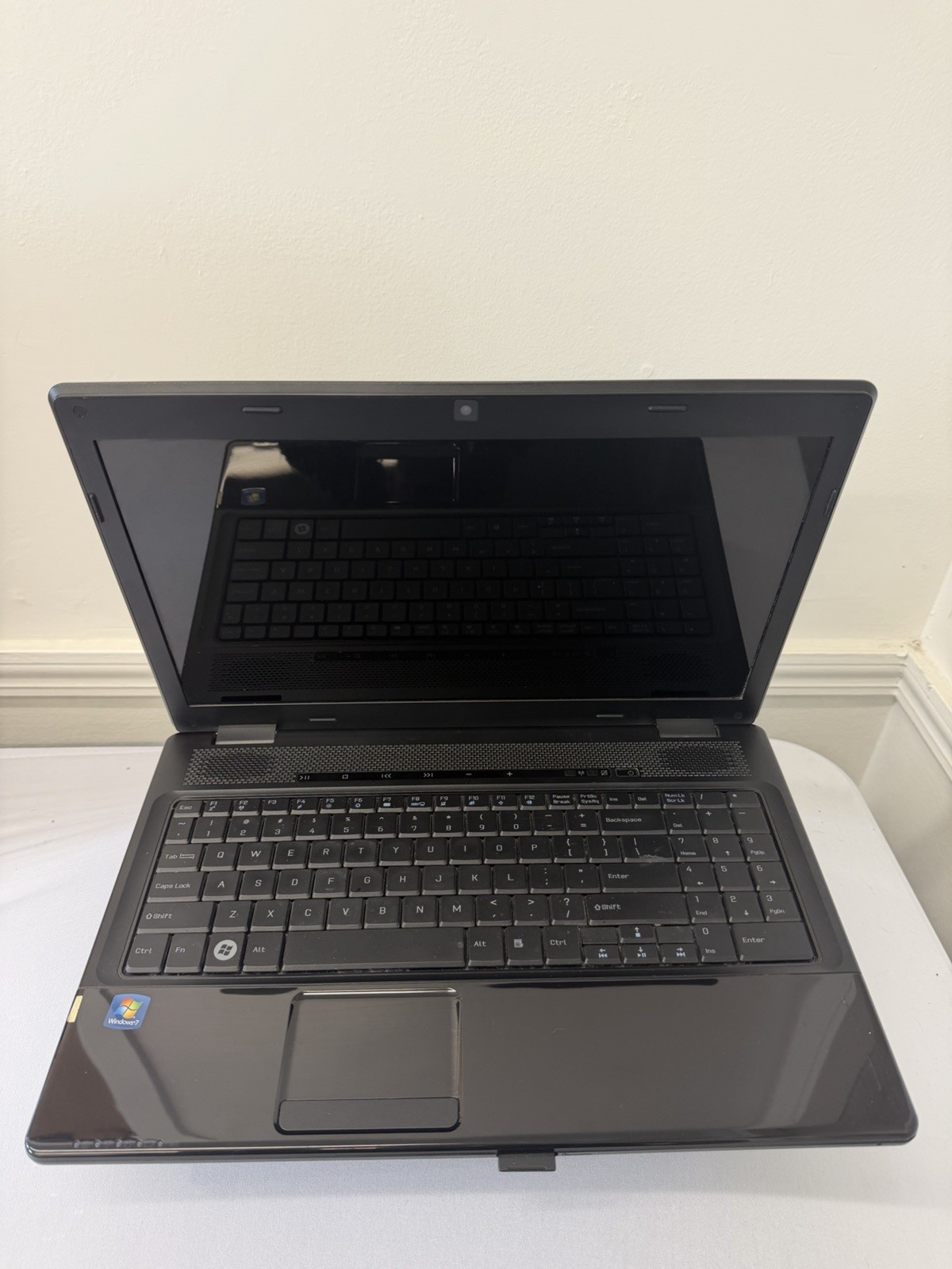 Nobilis N4047 Laptop – Screen Leaking Light – Intel Pentium P6200 – Read Des