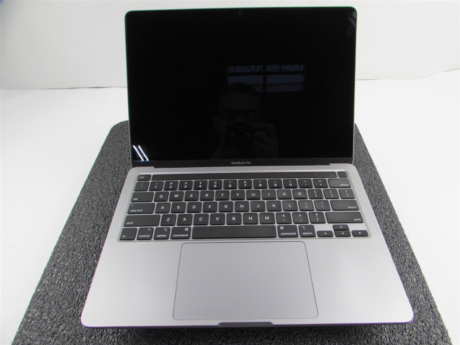 APPLE MACBOOK PRO A2251 2560X1600 CORE I7-1068NG7 512GB SSD 16GB RAM NO O.S
