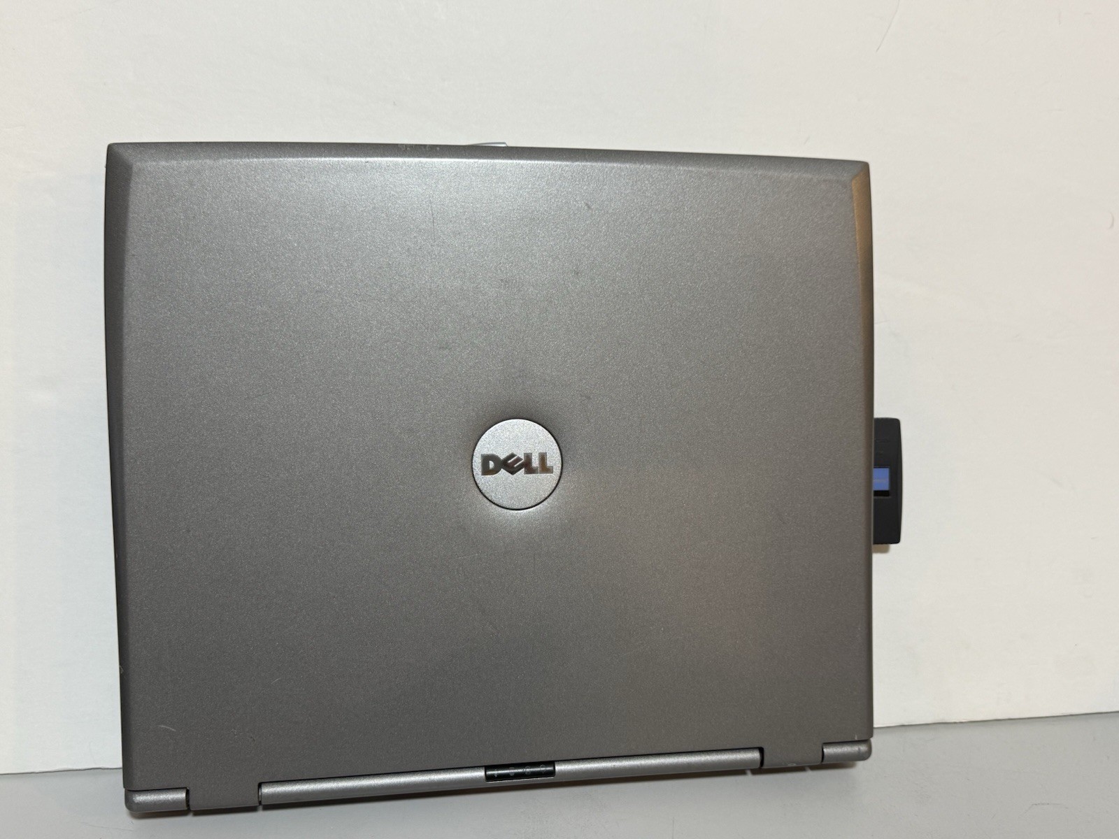 DELL LATITUDE D400 12.1″ Laptop INTEL PENTIUM 1.4GHz 2Gb 60Gb HDD WinXP PRO SP3