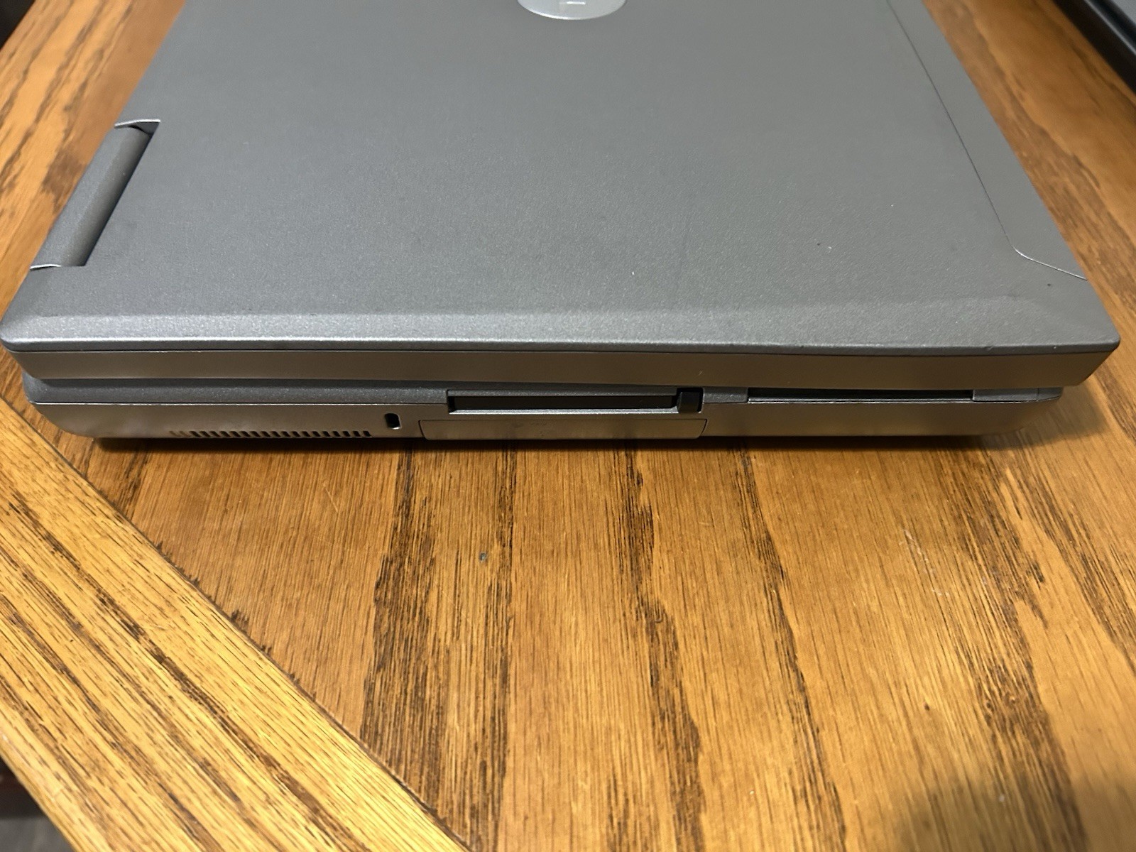 Dell Latitude D810 Pentium M 2.26 GHz 2 GB RAM 80 GB HD Windows 7 Home with AC