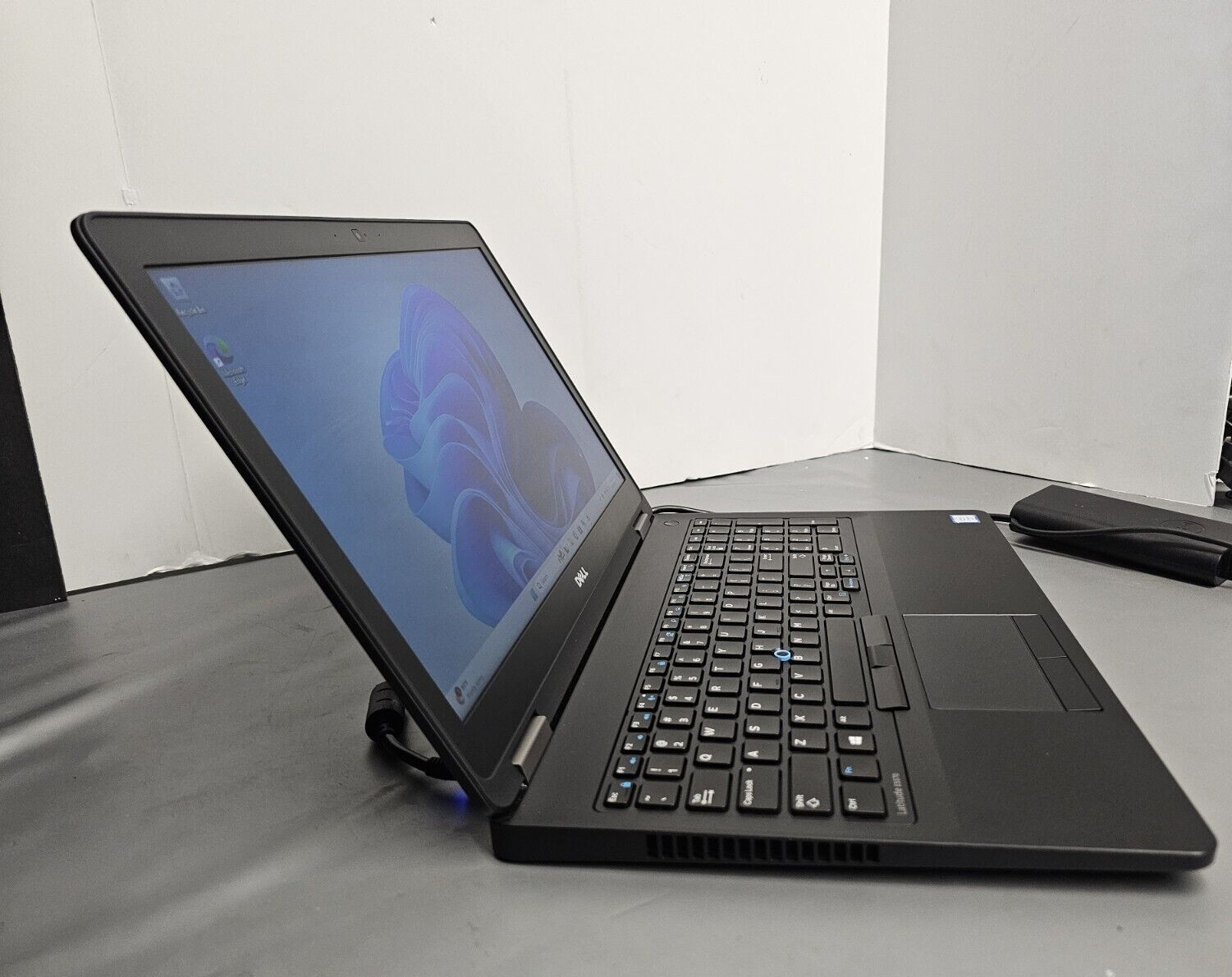 DELL LATITUDE E5570 15.6″ CORE i3-6100U@2.30GHz 8GB RAM 500GB Win 11