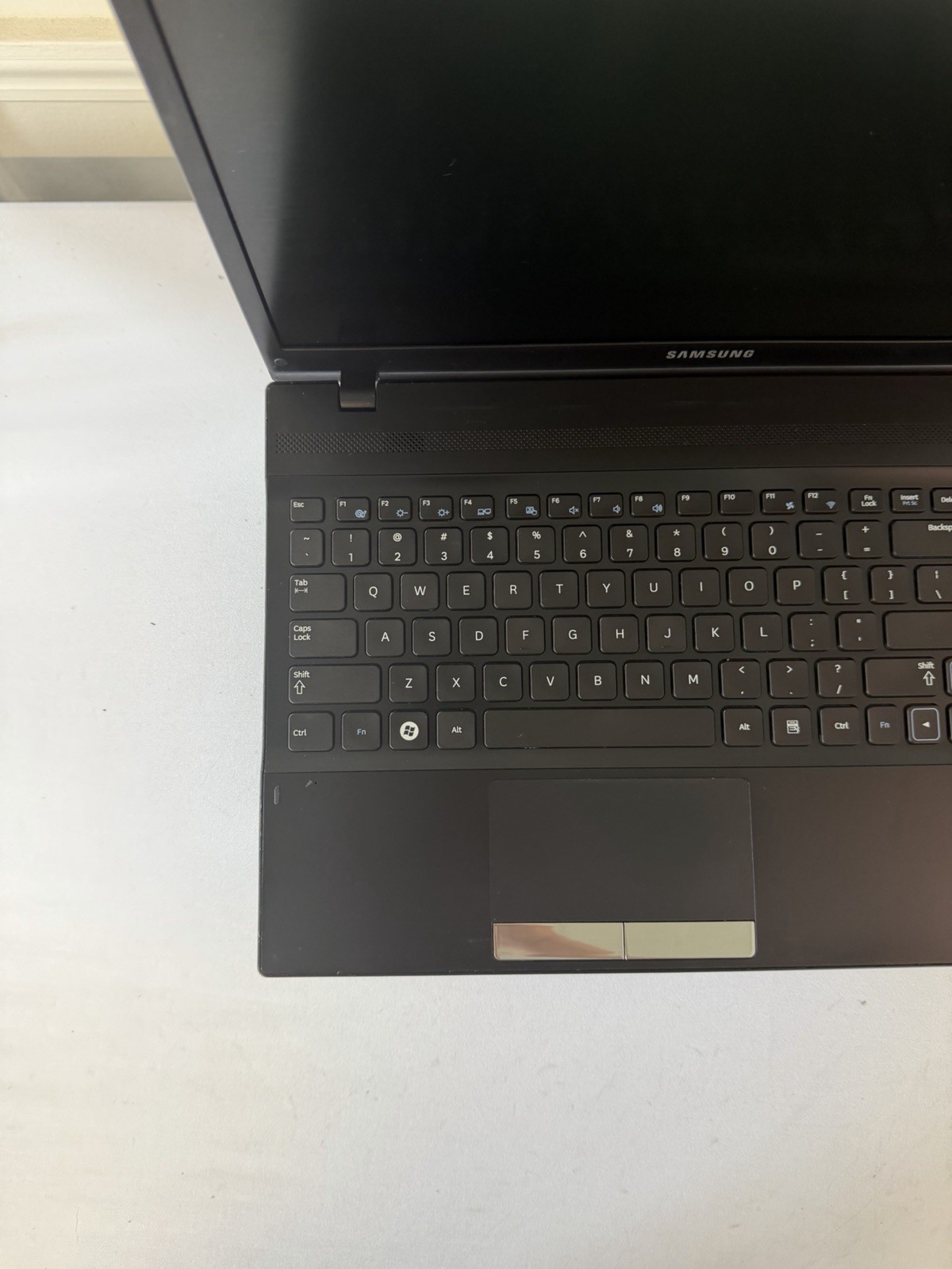 Samsung NP300 V5A Laptop – Good Screen – Intel i5-2430M – RAM 4 GB – Read Des