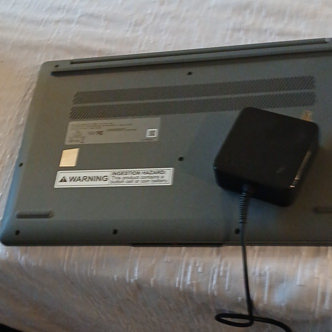 Lenovo IdeaPad 3 15.6″ Ryzen 3 8GB RAM 256GB SSD Win 11 Gray Charger