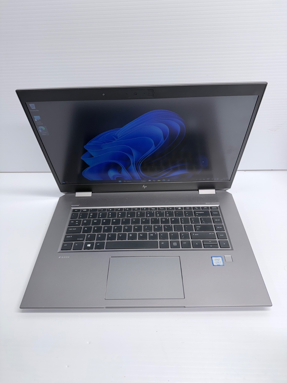 HP ZBook Studio G5 | i7-8850H | 24GB DDR4 | P1000 | 15.6″ l 256 GB SSD