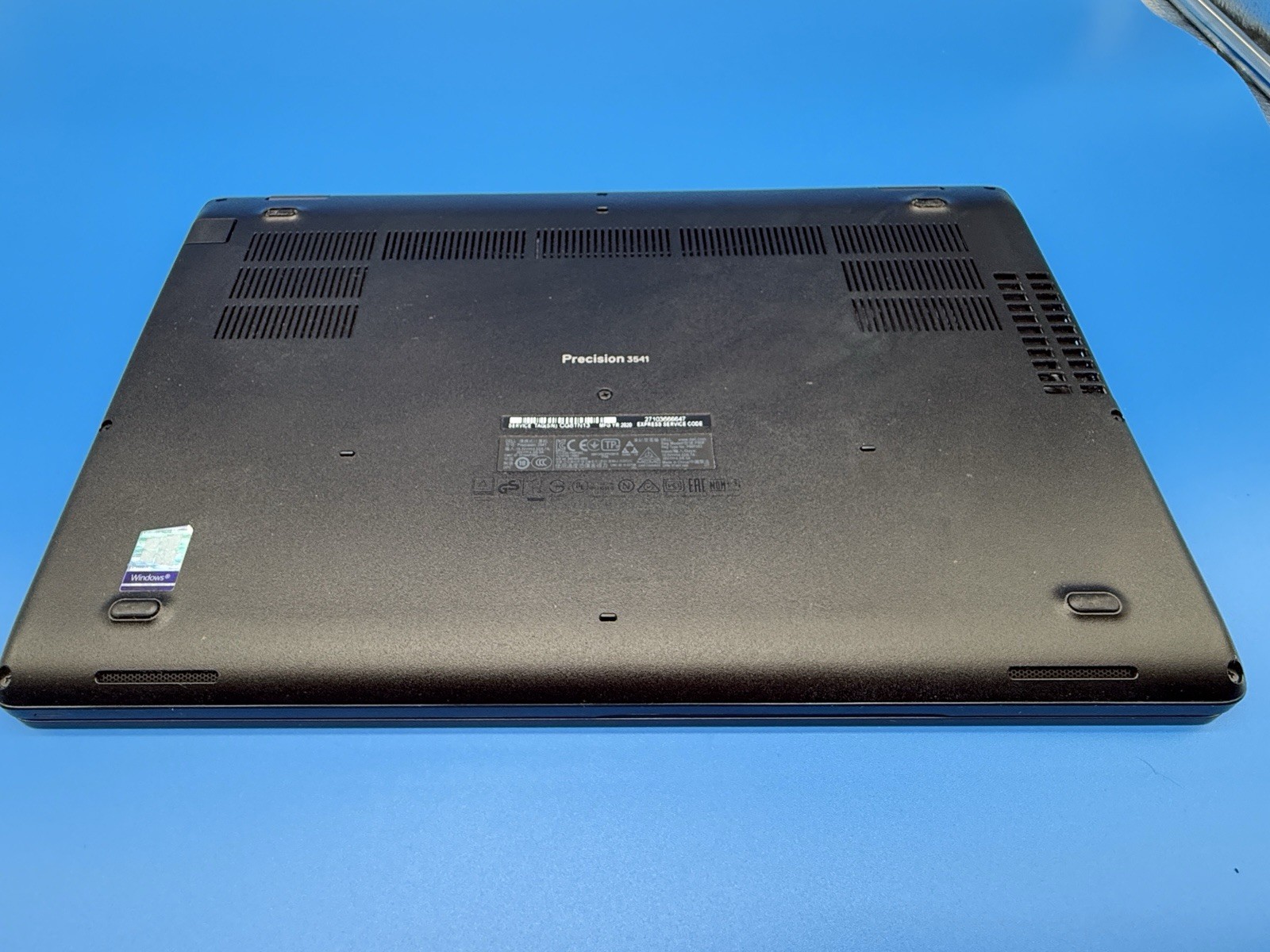 Dell Precision 3541 i5-9300H Quadro P620 4GB 12GB 512GB SSD 15.6” Win11