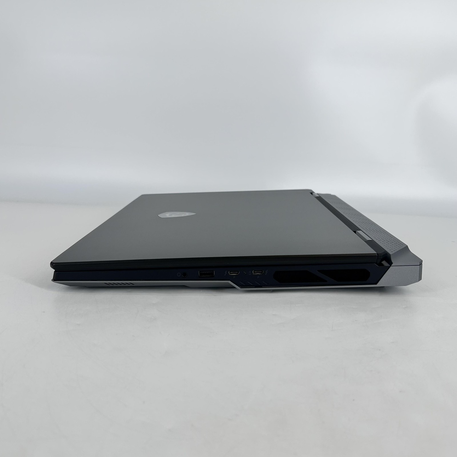MSI Titan 18 HX AI 120Hz UHD+ 2.8 GHz Ultra 9 285HX 64GB 4TB SSD RTX 5090