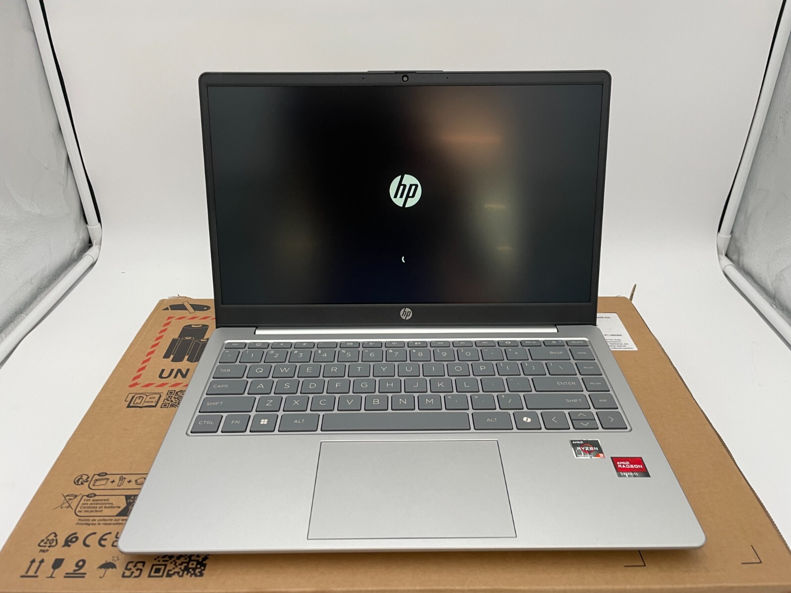 HP 14″ AMD Ryzen 3-7320U LPDDR5 4GB Radeon 256GB Windows 11 Home Silver – NOB