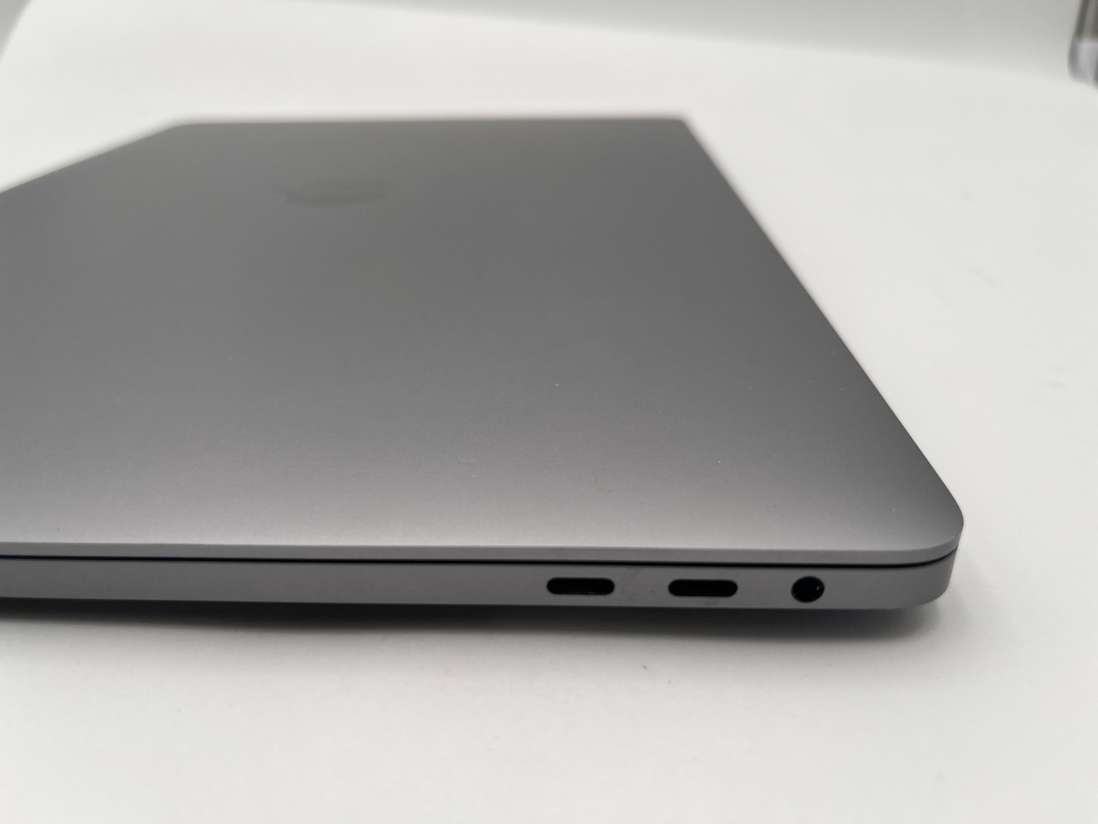 APPLE A2141 16″ MACBOOK PRO 2019 CORE i7-9750H@ 2.6 GHz 16GB 500 TAHOE CRK BEZEL