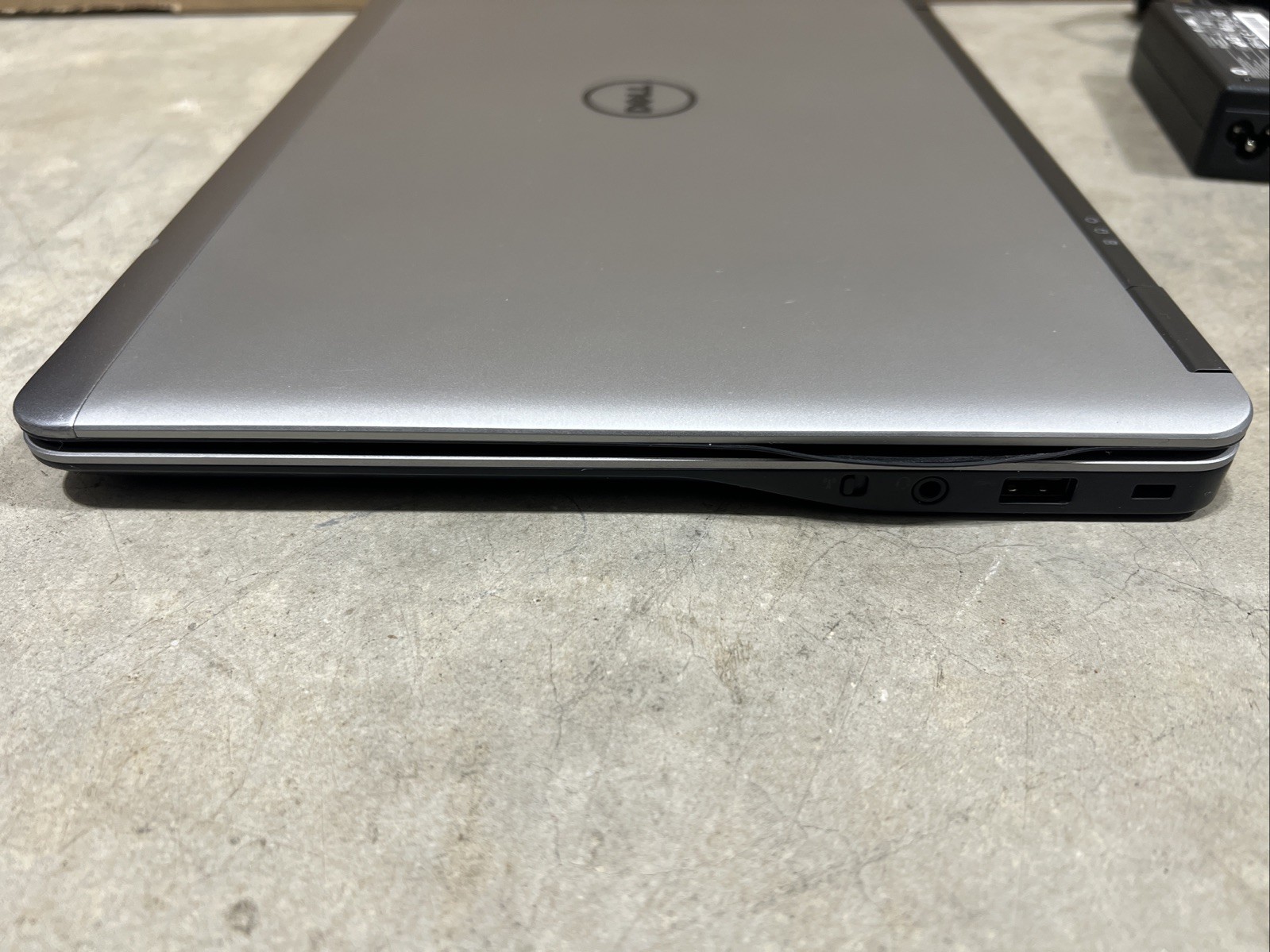 Dell Latitude E7440 i3-4030U@1.90GHz, 8 GB RAM, 14″, No HDD **Turns On