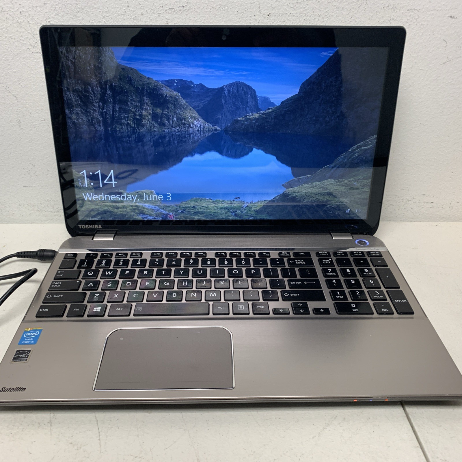 TOSHIBA SATELLITE P55T -A Touch I5 – 4200u 2GB RAM 120gb SSD wind 10 H Need Bate