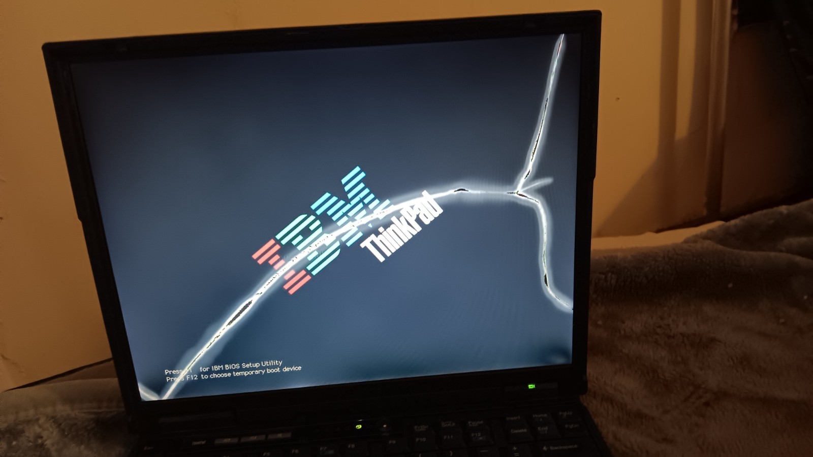 Vintage IBM Thinkpad T21 L aptop Intel P3 @ 800 MHz 256 MB of ram IBM Type 2647