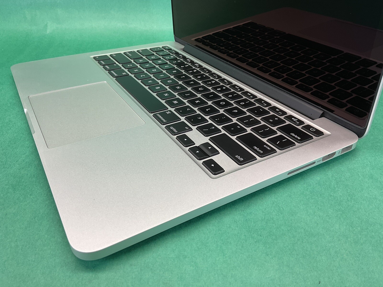 Apple MacBook Pro A1502 – 13” Laptop – POWERS ON – UNTESTED