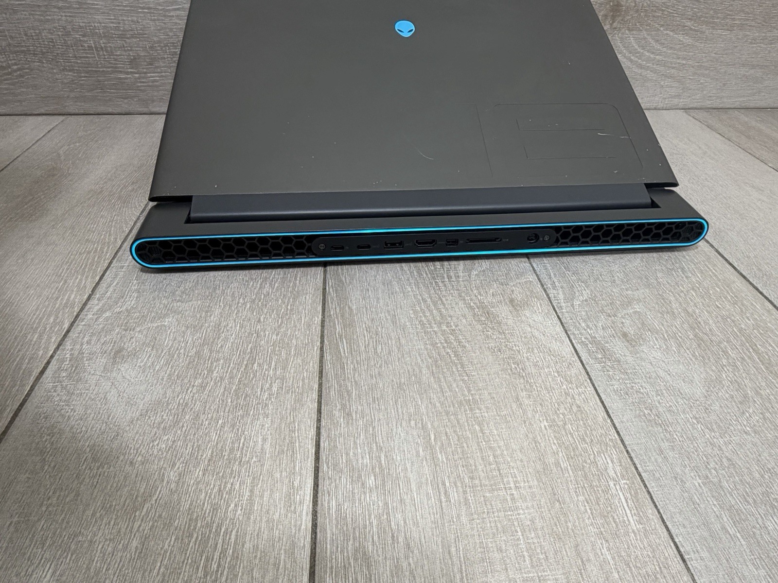 Alienware m18 R1 18″ AMD Ryzen 9 7845HX GeForce RTX 4070 16GB RAM 512GB NVMe SSD