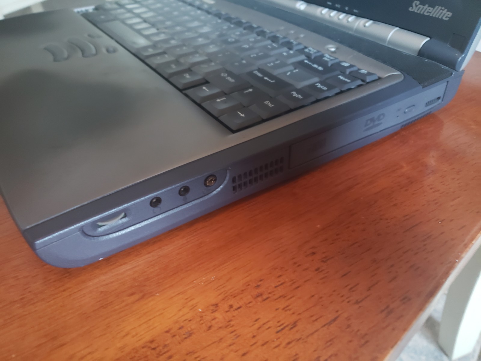 Rare Toshiba Satellite 2800-S202 Laptop Posts To Bios Good Batt P3 700mhz 128mb