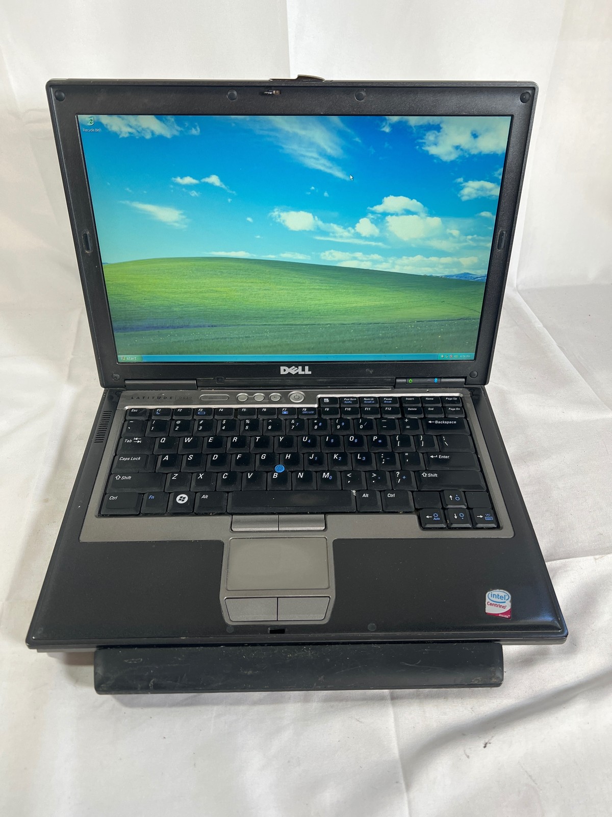 Dell Latitude D630 14″ C2D T9300 2.5GHz 3.5GB 200GB WinXP NVIDIA NVS 135M