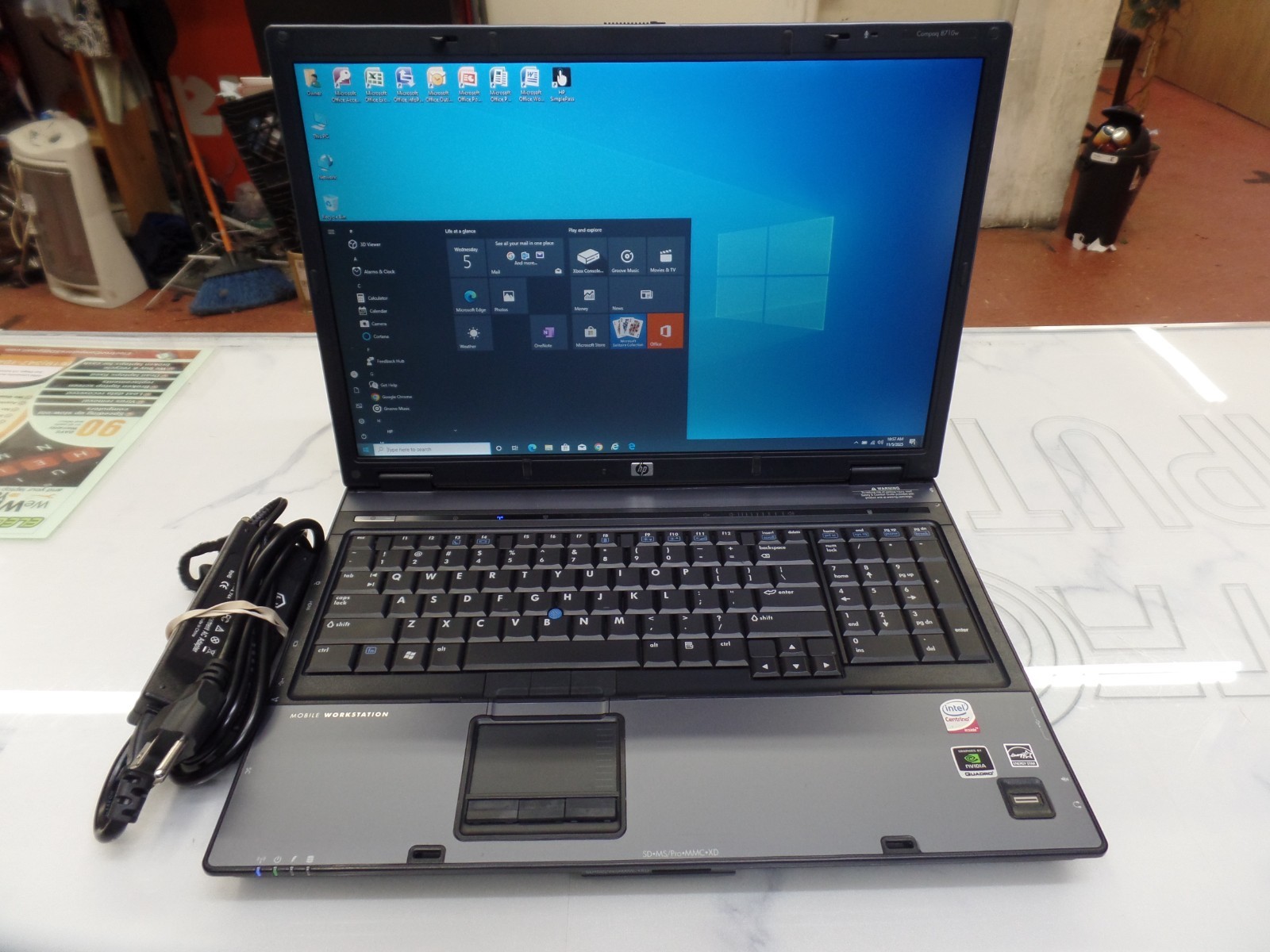 Vintage HP Mobile Workstation 8710w 17″ 2.5Ghz C2D T9300 4GB 160GB Win10Pro Mint